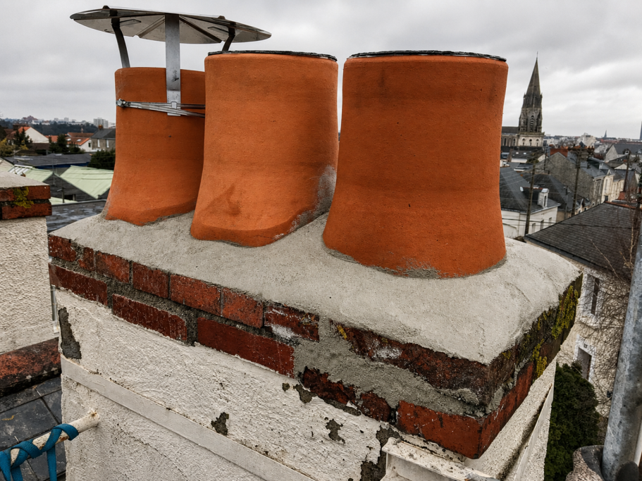 Réfection d'un glacis de cheminée avec remplacements de mitres en terre cuite Réfection d'un glacis de cheminée avec remplacements de mitres en terre cuite