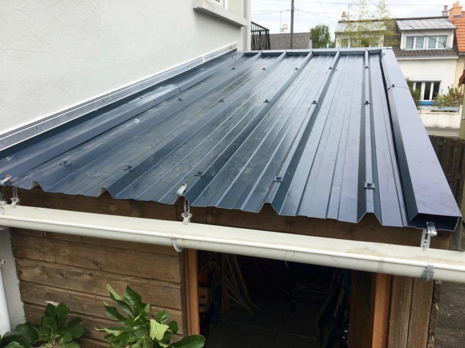 Réfection d'une toiture en bac acier, pose de gouttière 1/2 ronde en PVC