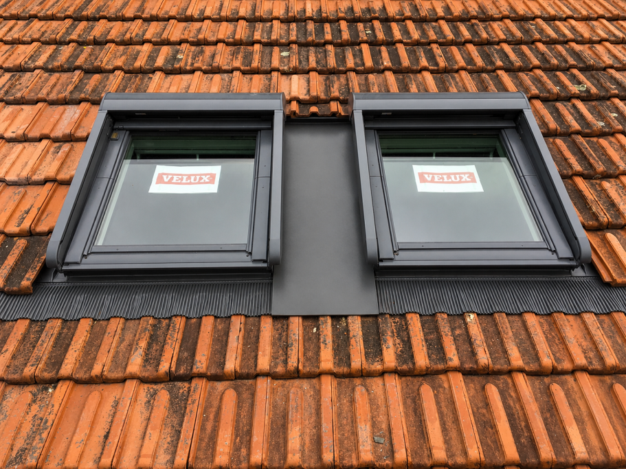 Pose de deux fenêtres de toit VELUX® avec volets solaires sur couverture existante en tuiles