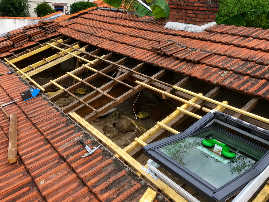 Pose de fenêtres de toit VELUX® en combinaison sur couverture existante en tuiles Pose de fenêtres de toit VELUX® en combinaison sur couverture existante en tuiles