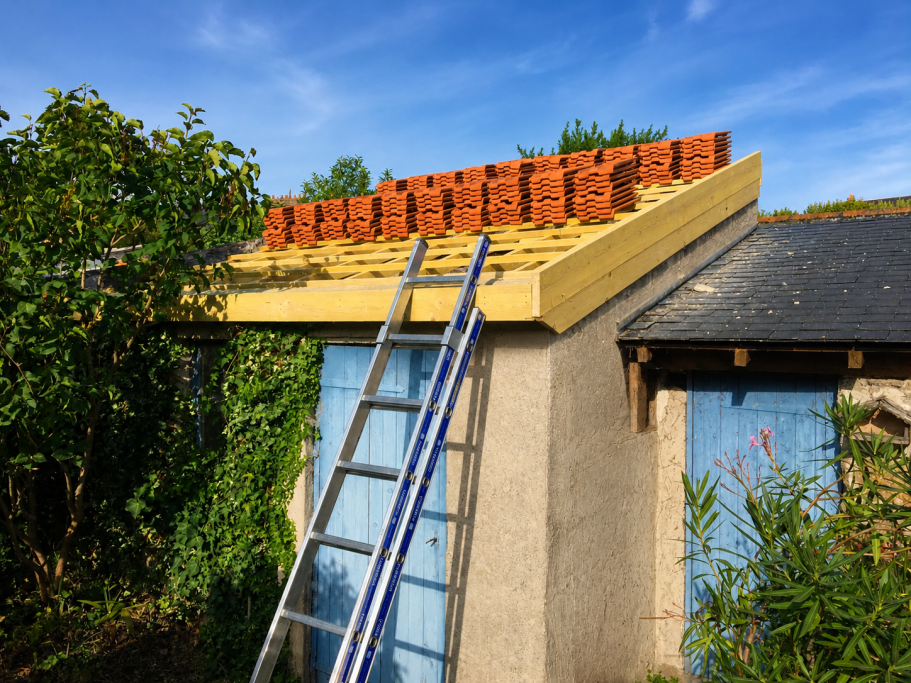 Approvisionnement en tuiles pour réfection d'un cabanon de jardin Approvisionnement en tuiles pour réfection d'un cabanon de jardin